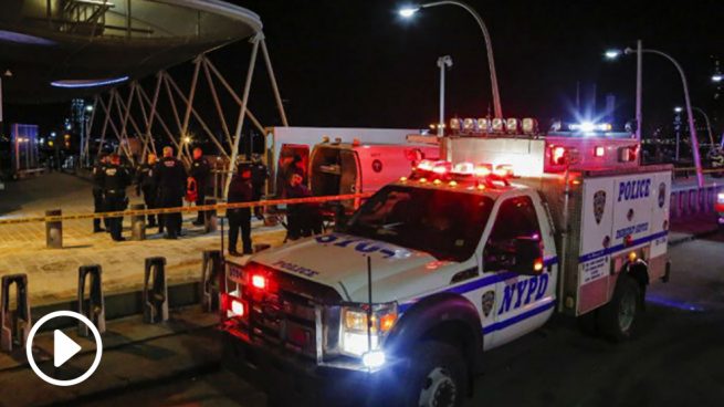 La Policía de Nueva York y los equipos de rescate atienden el lugar donde se ha estrellado un helicoptero en el East River de Nueva York. Foto: AFP ?>