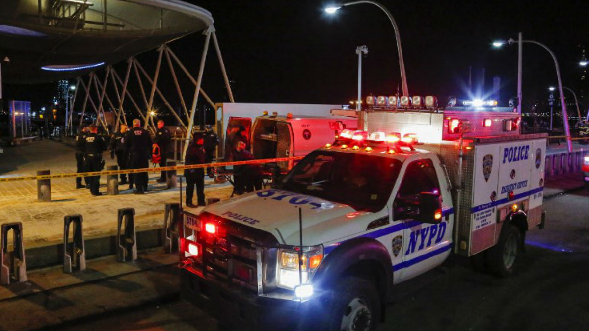 La Policía de Nueva York y los equipos de rescate atienden el lugar donde se ha estrellado un helicoptero en el East River de Nueva York. Foto: AFP