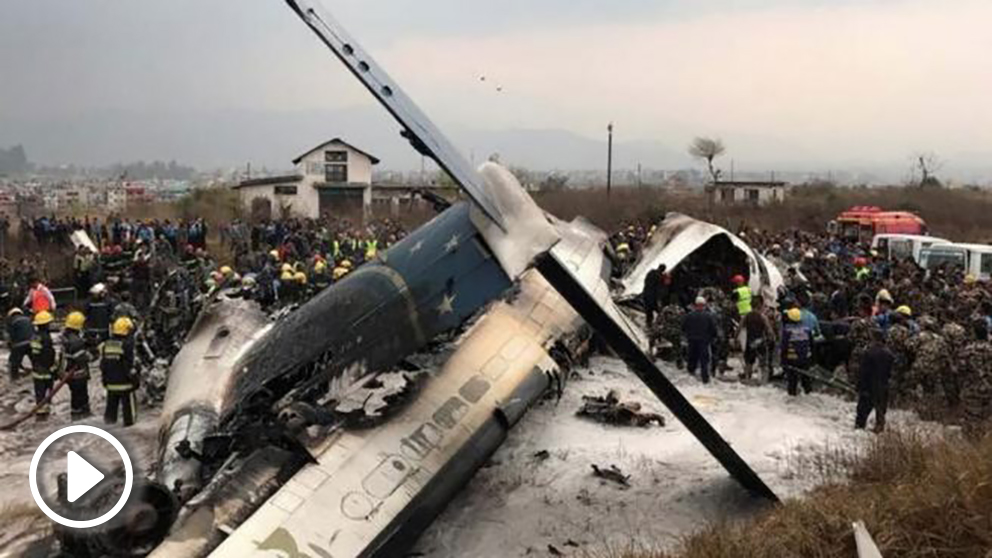 Imagen del lugar donde se ha estrellado el avión cuando aterrizaba en el aeropuerto de KAtmandú (Nepal). Foto: AFP