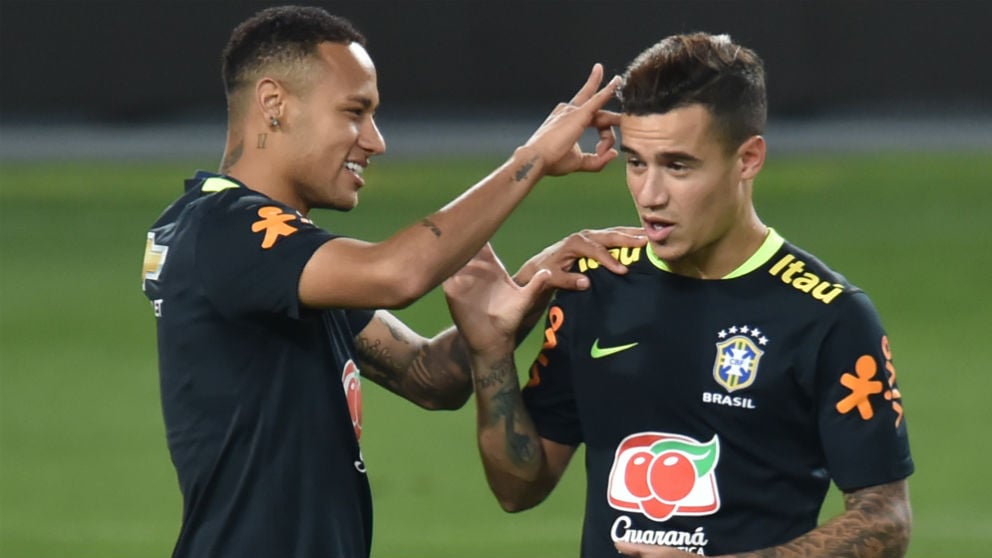 Neymar y Coutinho, durante un entrenamiento con la selección brasileña. (AFP)