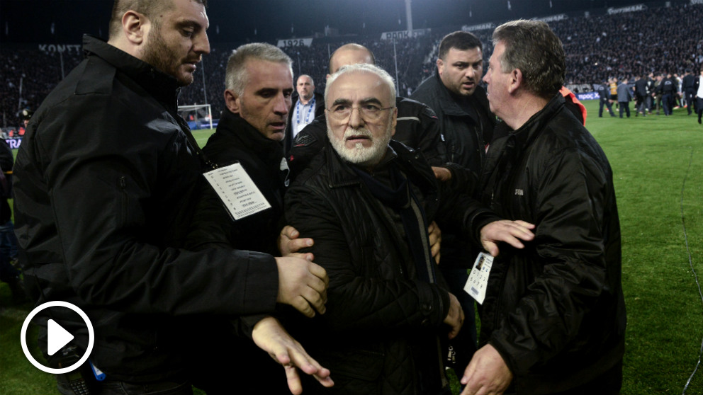 Savvidis, presidente del PAOK, saltó al campo armado. (vídeo: OKDIARIO)
