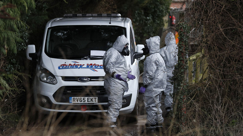 Agentes británicos en la zona donde fue envenenado Sergei Skripal (Foto: AFP)