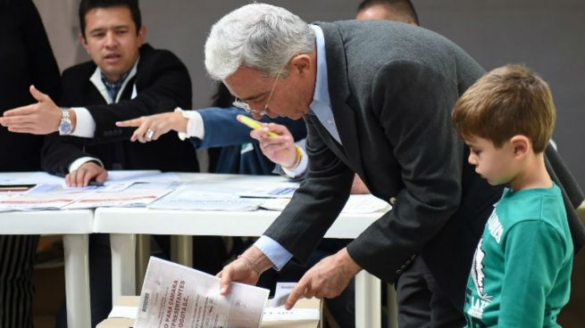 El ex Presidente Álvaro Uribe deposita su voto Colombia. Foto: AFP