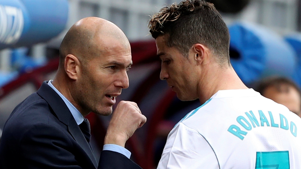 Zidane habla con Cristiano durante el partido ante el Eibar. (EFE)