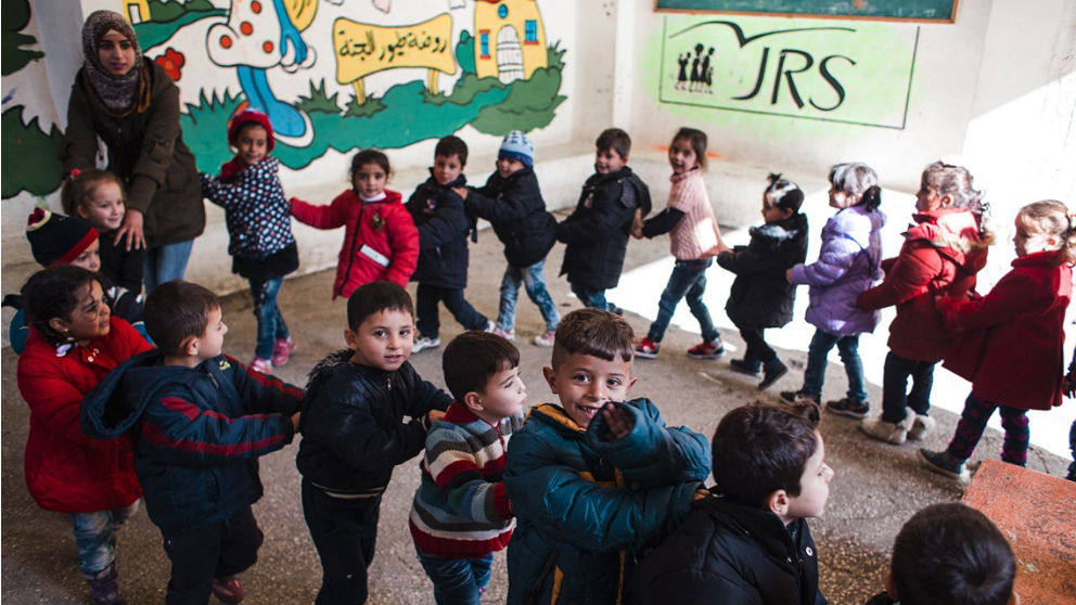 Niños sirios, en una escuela del Servicio Jesuita a Refugiados (JRS) en Líbano. (Foto: Kristof Honvnenyi /JRS)