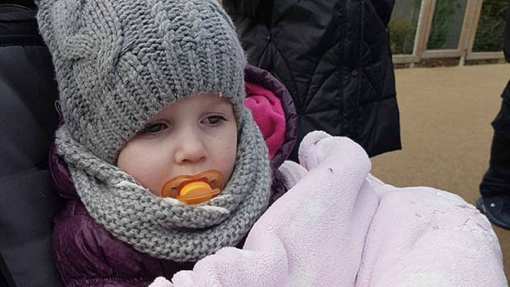 La niña que tiene una enfermedad que hace que su temperatura descienda