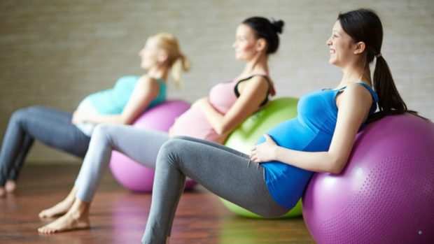 Los mejores ejercicios con la pelota de dilatación en el parto