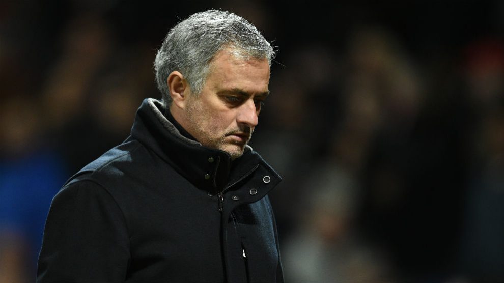 Mourinho, cabizbajo en el partido contra el Sevilla. (AFP)