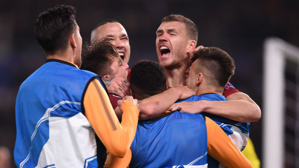 Los jugadores de la Roma celebran el gol de Dzeko. (AFP)