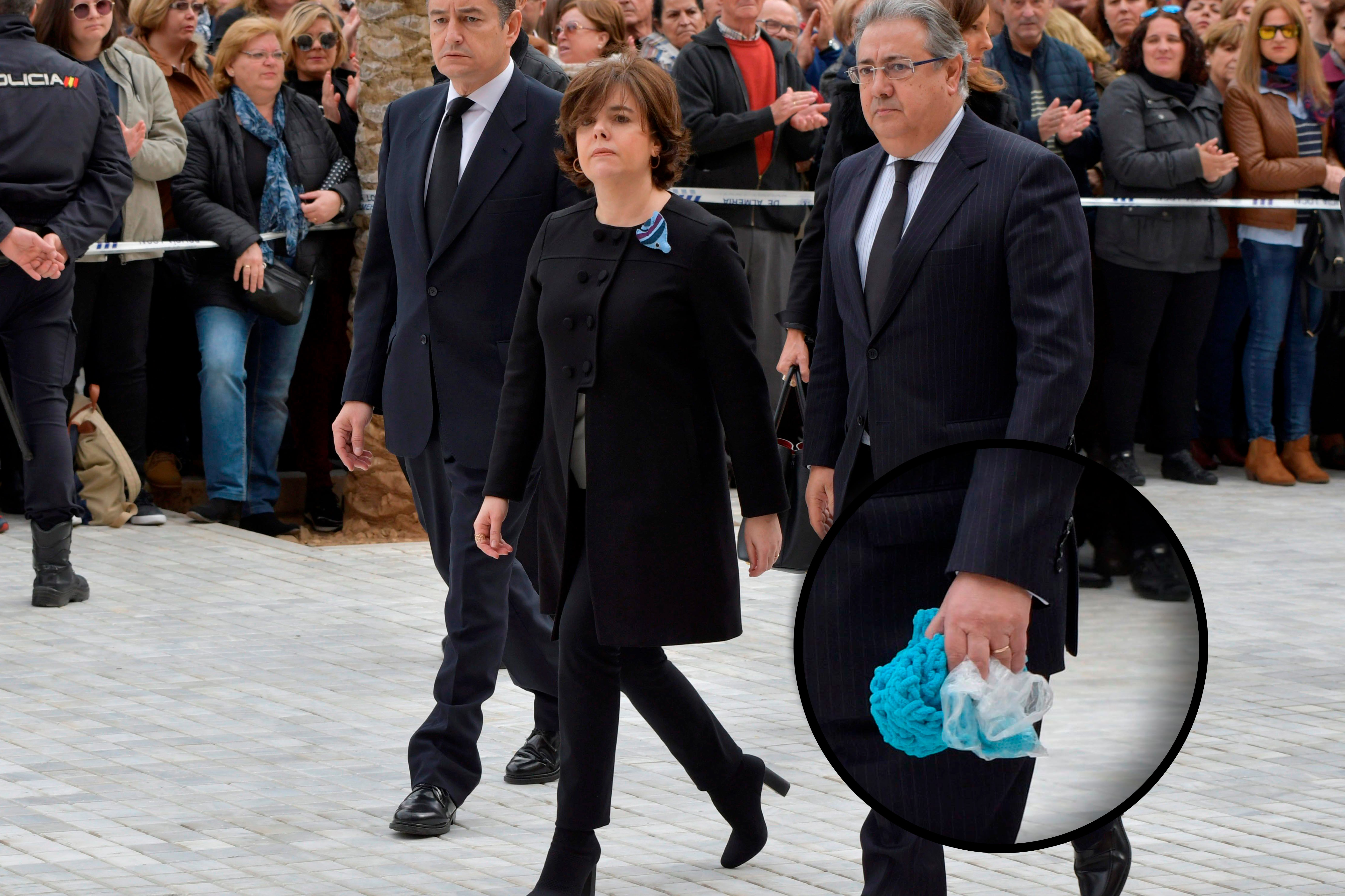 Juan Ignacio Zoido, ministro del Interior, porta la bufanda de Gabriel Cruz a su llegada al funeral. (Foto: EFE)