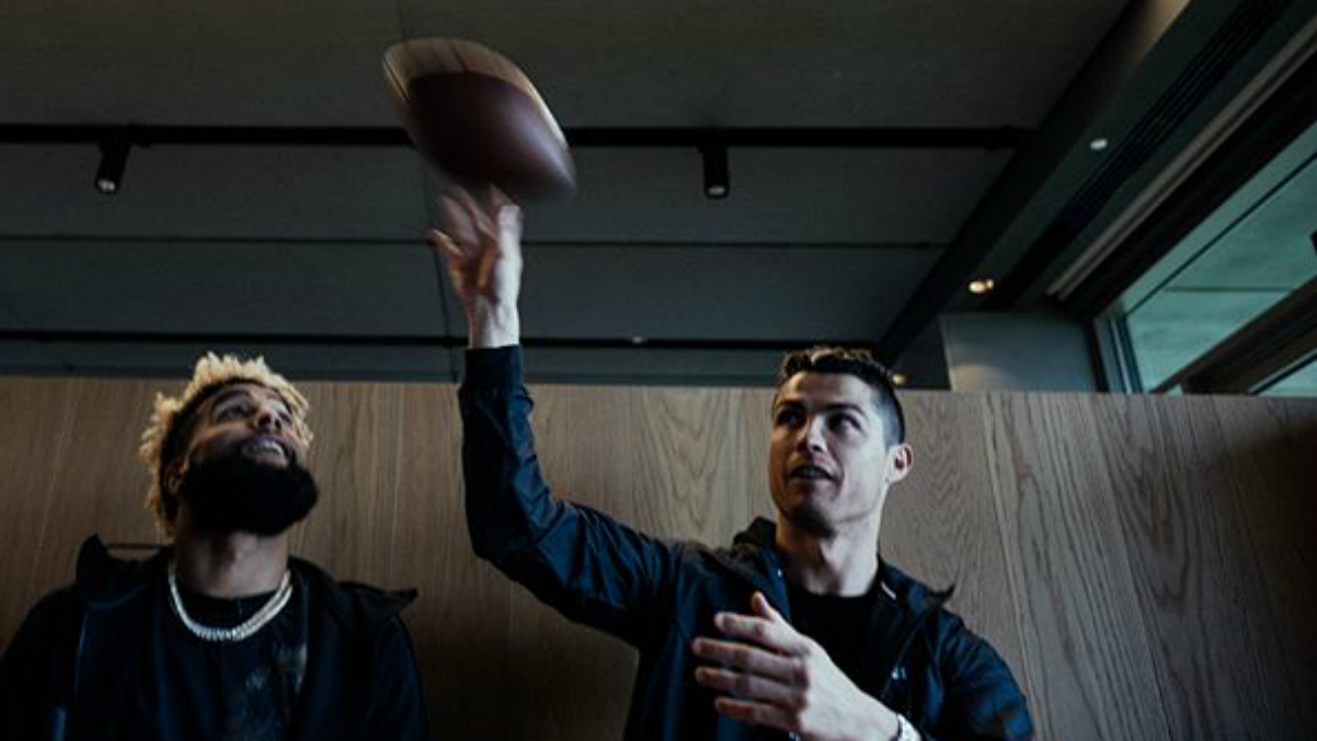 Cristiano Ronaldo lanza el balón de fútbol americano ante la atenta mirada de Odell Beckham Jr. (Instagram)