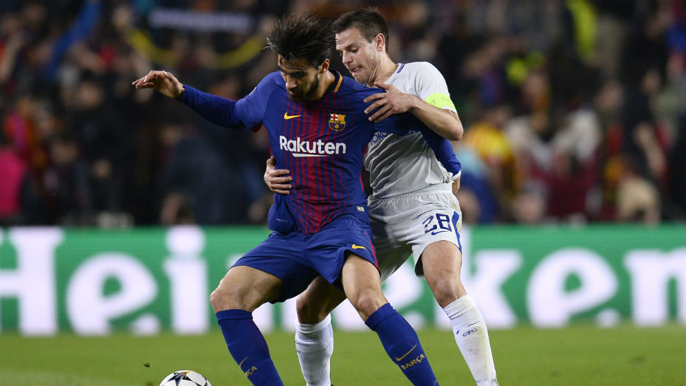 André Gomes disputa un balón con Azpilicueta durante el Barcelona – Chelsea. (AFP)