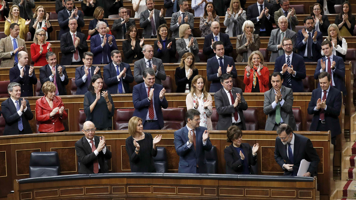 La bancada del Grupo Popular aplaude a Mariano Rajoy. (Foto: EFE)