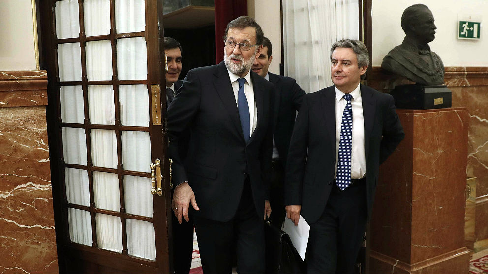 Mariano Rajoy, saliendo del hemiciclo a los pasillos del Congreso. (EFE)