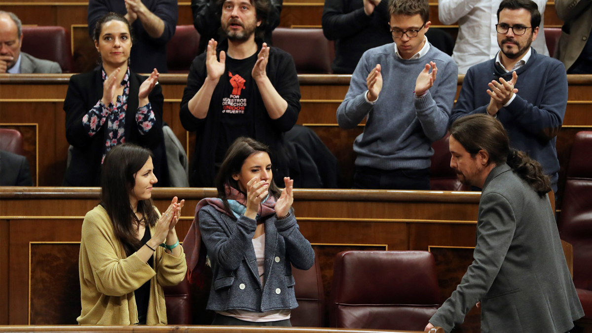 Pablo Iglesias, secretario general de Podemos, regresa a su escaño entre aplausos de su grupo. (Foto: EFE)