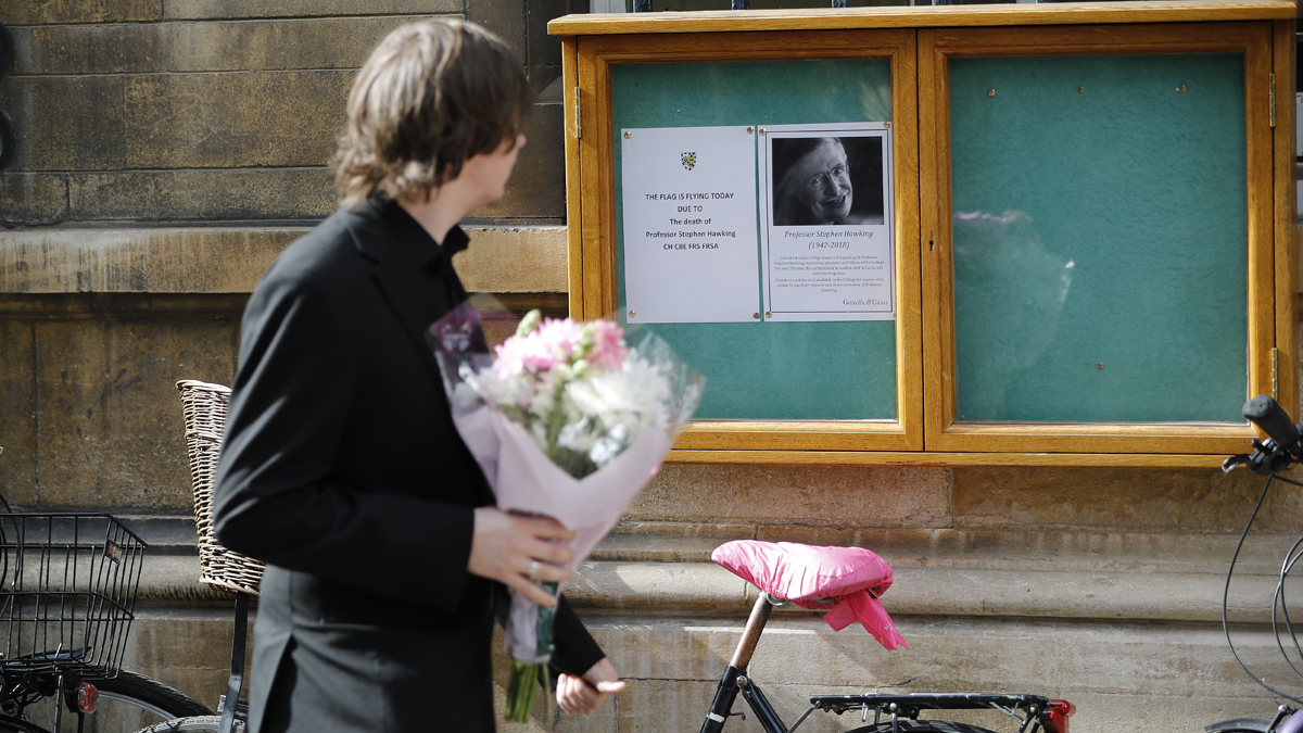 Anuncio de la muerte del profesor Stephen Hawking en la Universidad de Cambridge. (Foto: AFP)