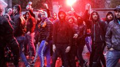 Los ultras del Olympique de Marsella antes de entrar a San Mamés. (EFE)