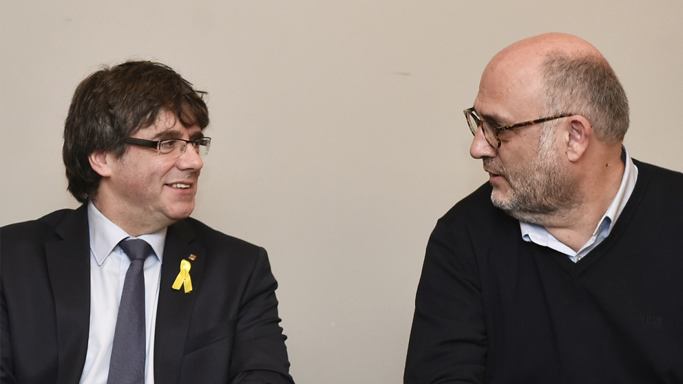 El ex presidente de la Generalitat de Cataluña Carles Puigdemont y Eduard Pujol, diputado de JxCat. (Foto: AFP)