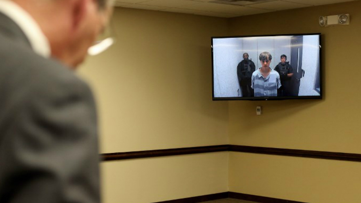 El autor de la masacre de Charleston, Dylan Roof, en la pantalla durante su juicio en el que se le condenó a muerte. Foto: AFP
