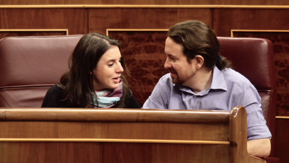 Pablo Iglesias e Irene Montero en su escaño del Congreso. (Foto: FRANCISCO TOLEDO)