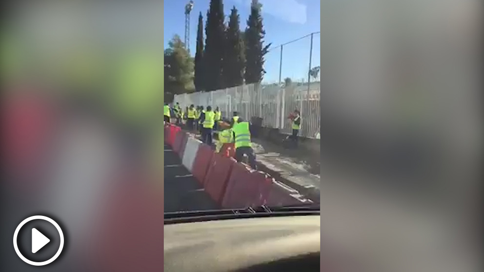 Más de 50 operarios pavimentando una acera de apenas 200 metros en Granada