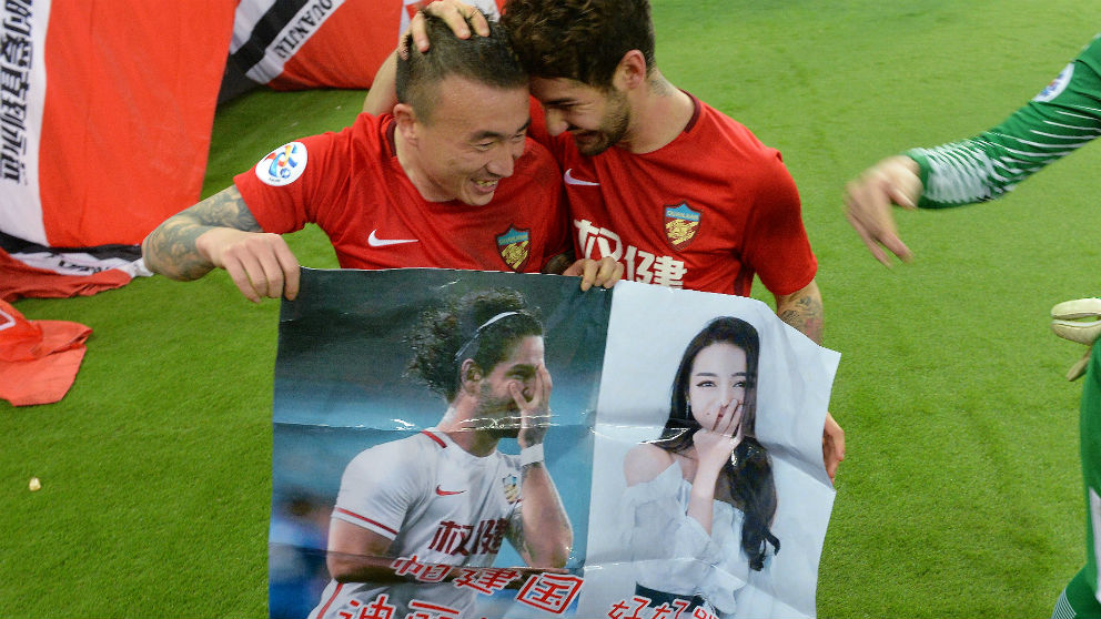 Alexandre Pato celebra su gol con el poster de Dilireba. (AFP)