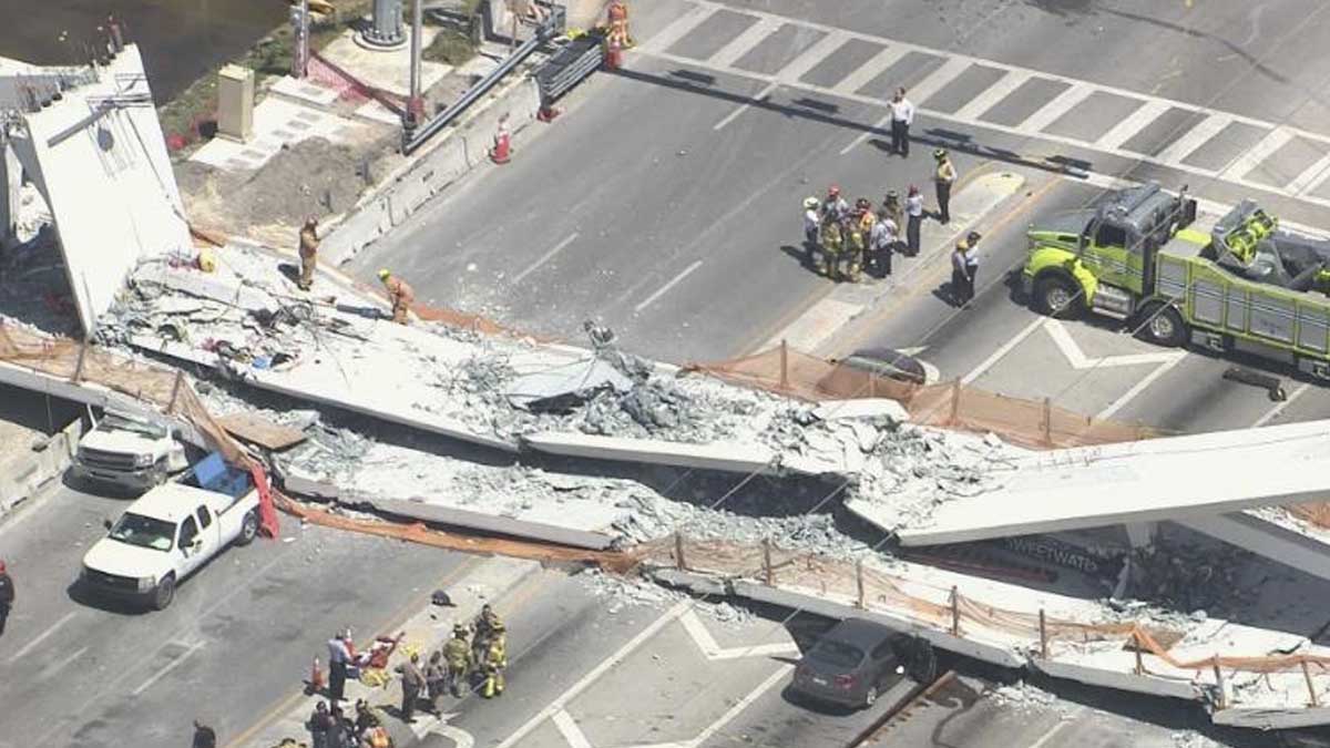 Varios muertos al derrumbarse un puente peatonal sobre una autopista en Miami