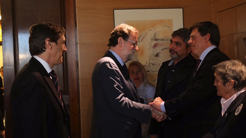 Rafael Hernando y Mariano Rajoy saludan a Juan José Cortés, Juan Carlos Quer y Blanca Estrella Ruiz.