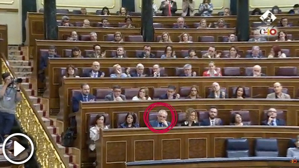 Varios diputados del PSOE no aplauden la intervención de su portavoz en el Congreso