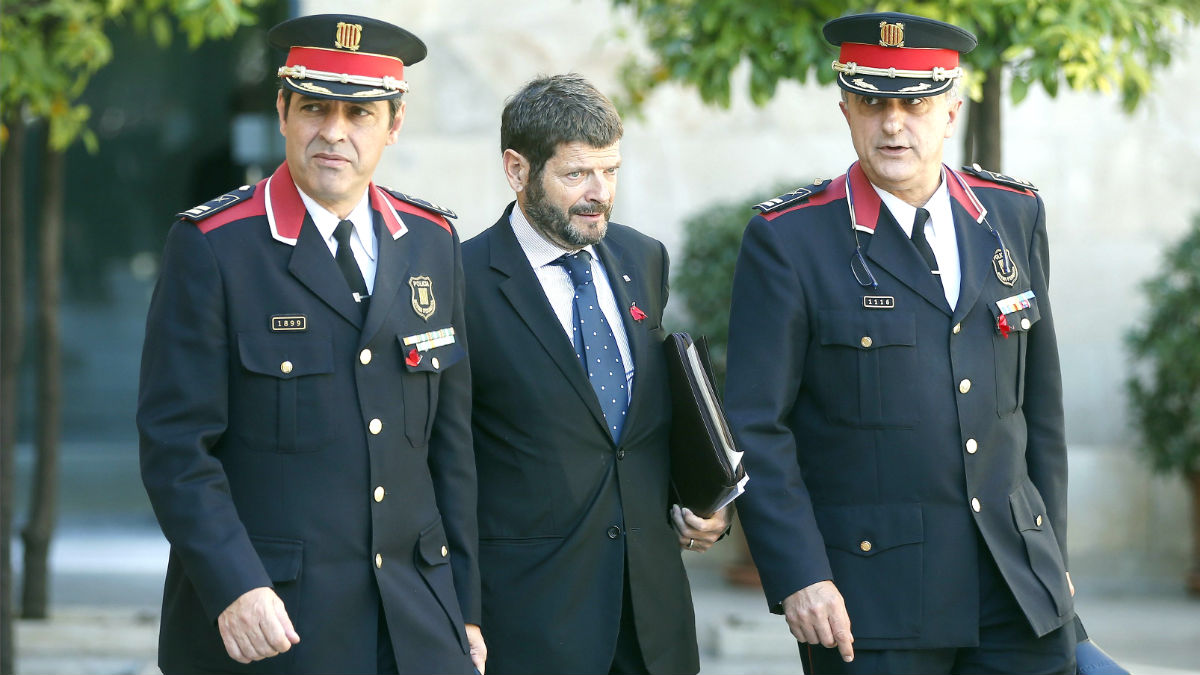 El mayor Josep Lluís Trapero, el ex director de los Mossos Albert Batlle y el ex comisario de Información Manel Castellví.