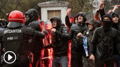 Los ultras del Olympique de Marsella antes de entrar a San Mamés. (EFE)