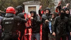 Los ultras del Olympique de Marsella antes de entrar a San Mamés. (EFE)