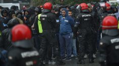Los ultras del Olympique de Marsella, controlados por la Ertzaintza antes de enfrentarse al Athletic Club. (AFP)
