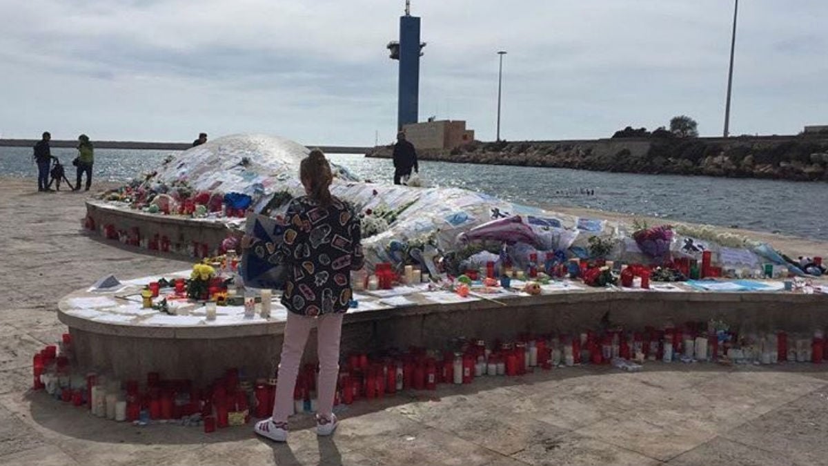 Improvisado altar en memoria de Gabriel Cruz en Almería. Foto: Twitter