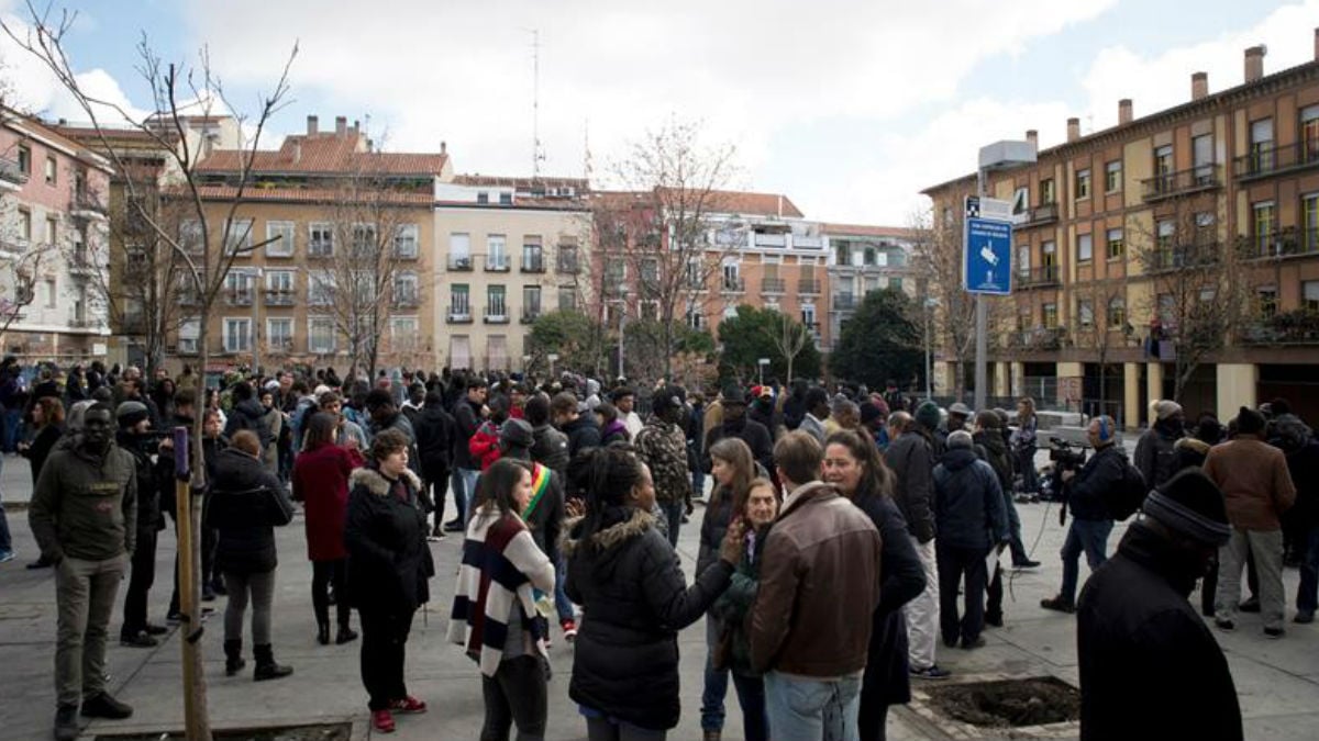 Vista de la concentración el la plaza Nelson Mandela del barrio de Lavapiés (Madrid), el día siguente a los disturbios. El barrio de Lavapiés intenta esta mañana volver a la normalidad tras los disturbios vividos anoche después del fallecimiento de Mmame Mbage, un vendedor del top manta que sufrió un infarto ayer en la zona. Foto: EFE