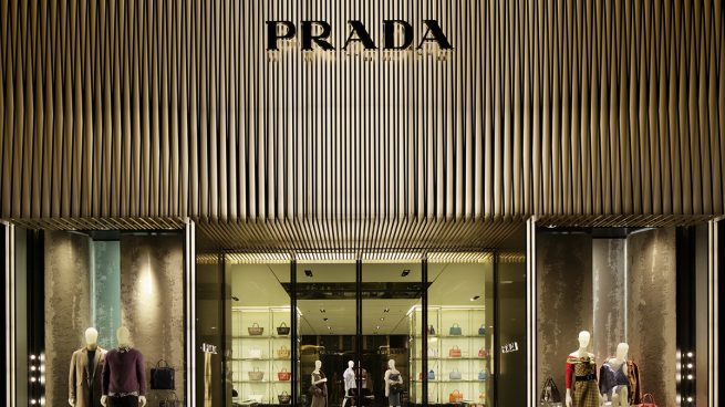 El beneficio de Prada cae un año más: ¿qué le pasa a la compañía de Miuccia?