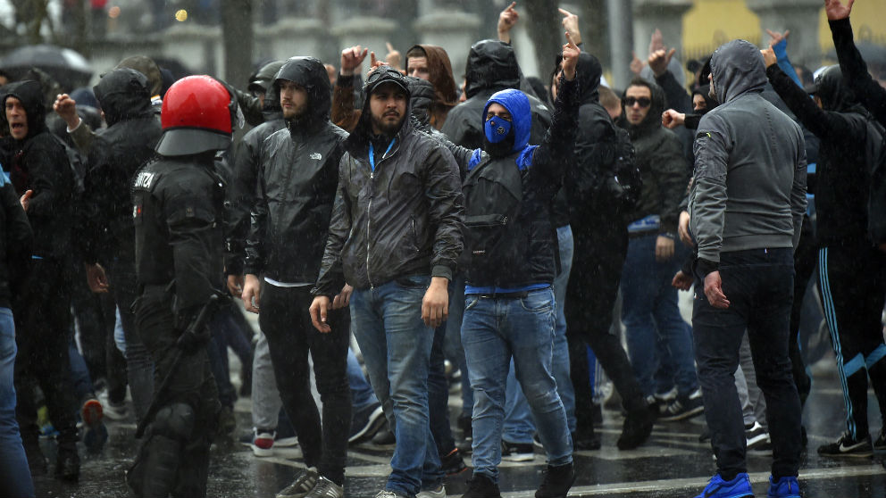 Los ultras del Marsella por las calles de Bilbao. (AFP)