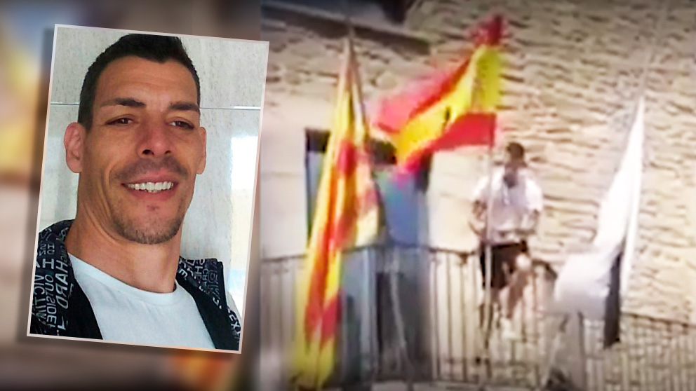 Raúl Macià, ante un fotograma del vídeo en el que cuelga la bandera española en la fachada de su Ayuntamiento.