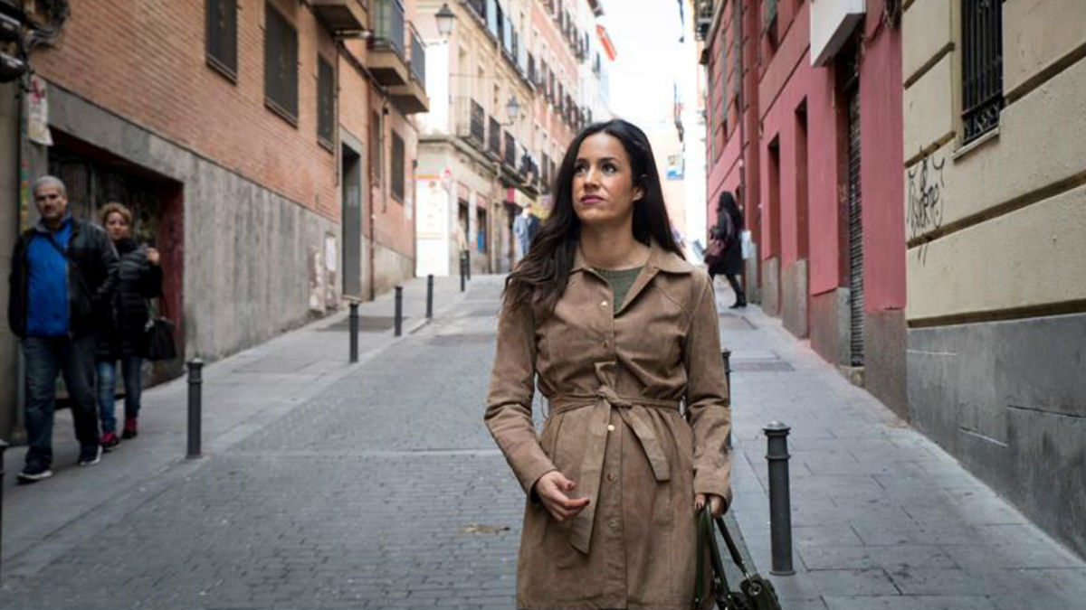 Begoña Villacís, portavoz de Ciudadanos en el Ayuntamiento de Madrid, pasea por el barrio de Lavapiés tras los disturbios. Foto: EFE