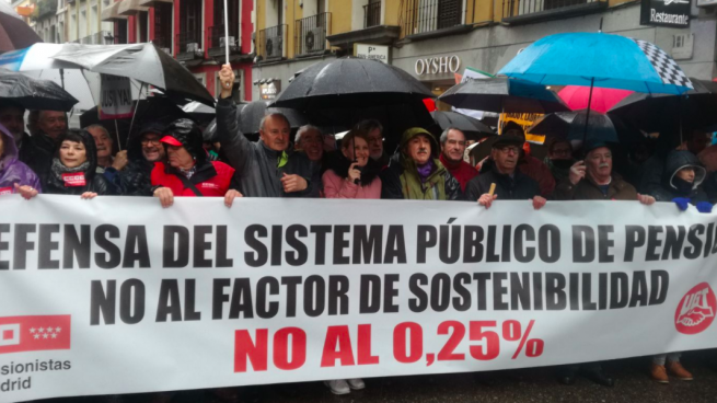 La lluvia marca el paso de la manifestación de las pensiones dignas