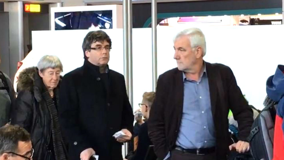 Carles Puigdemont y el empresario Josep Maria Matamala, en el aeropuerto de Ginebra.
