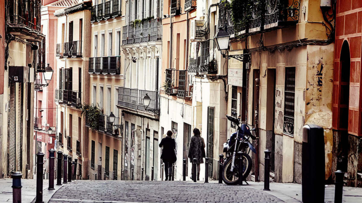 Dos personas caminan por el barrio de Lavapiés en calma.