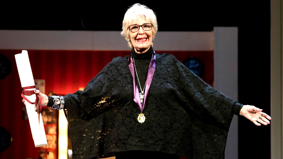 Concha Velasco tras recibir la medalla de Oro de Valladolid. (Foto: EFE)