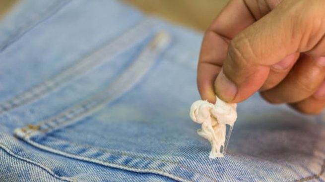 quitar el chicle la ropa deteriorarla paso a paso forma eficaz