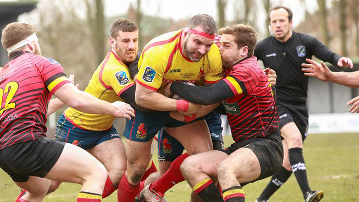 Una imagen del España-Bélgica de rugby con el árbitro rumano de fondo.