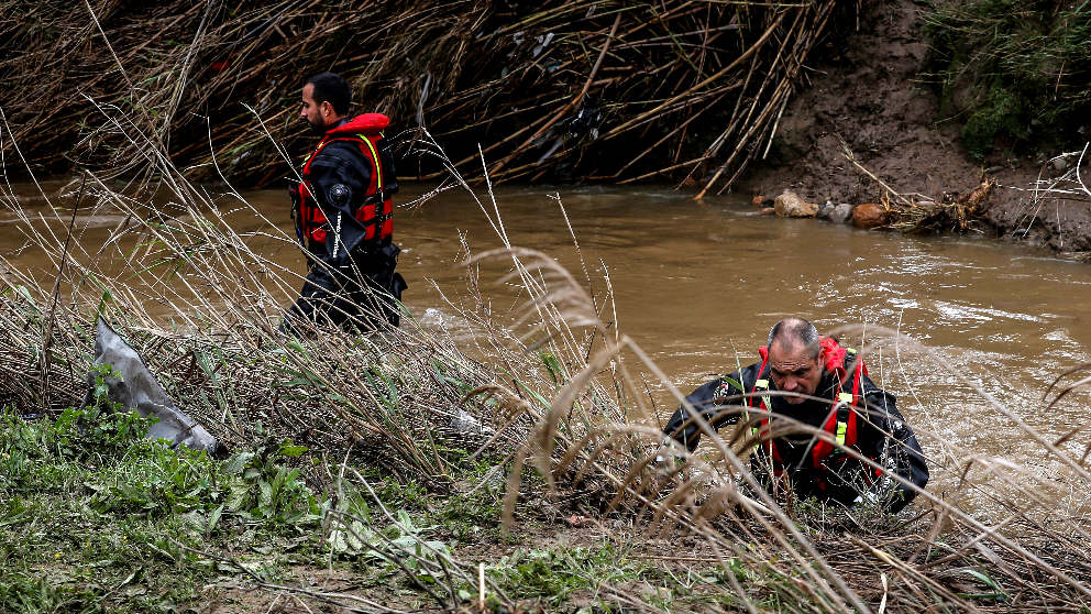 Más de 200 personas buscan al guardia civil que cayó a un arroyo en Guillena (Foto: Efe).