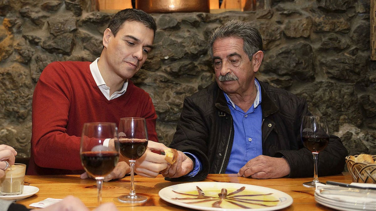 El secretario general del PSOE, Pedro Sánchez, y el presidente de Cantabria, Miguel Ángel Revilla, saborean un plato de anchoas (Foto: EFE).