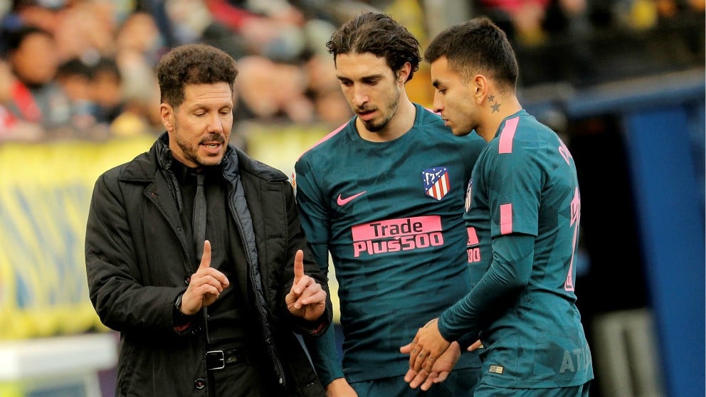 Simeone coloca a Vrsalijko y Correa. (EFE)