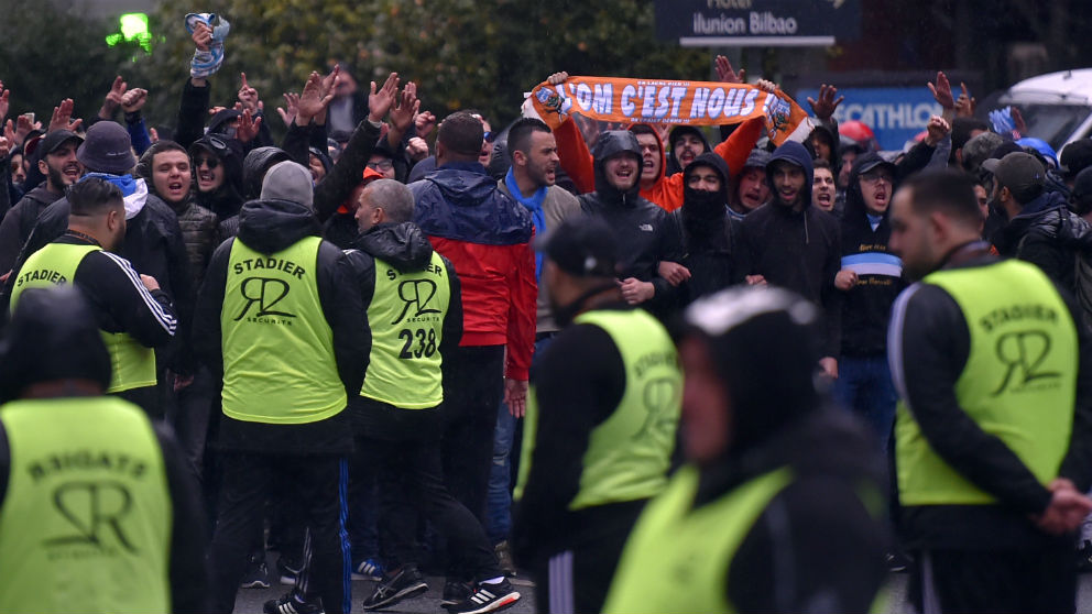 Ultras del Marsella antes de entrar a San Mamés. (AFP)