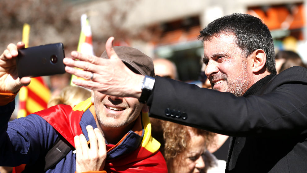 Manuel Valls en la manifestación de Barcelona (Foto: AFP).